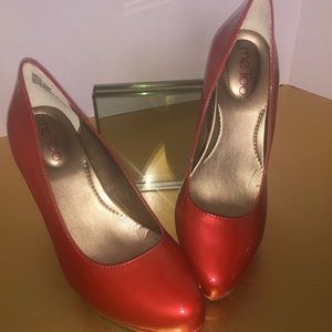 6.5 M Orange patent leather pump